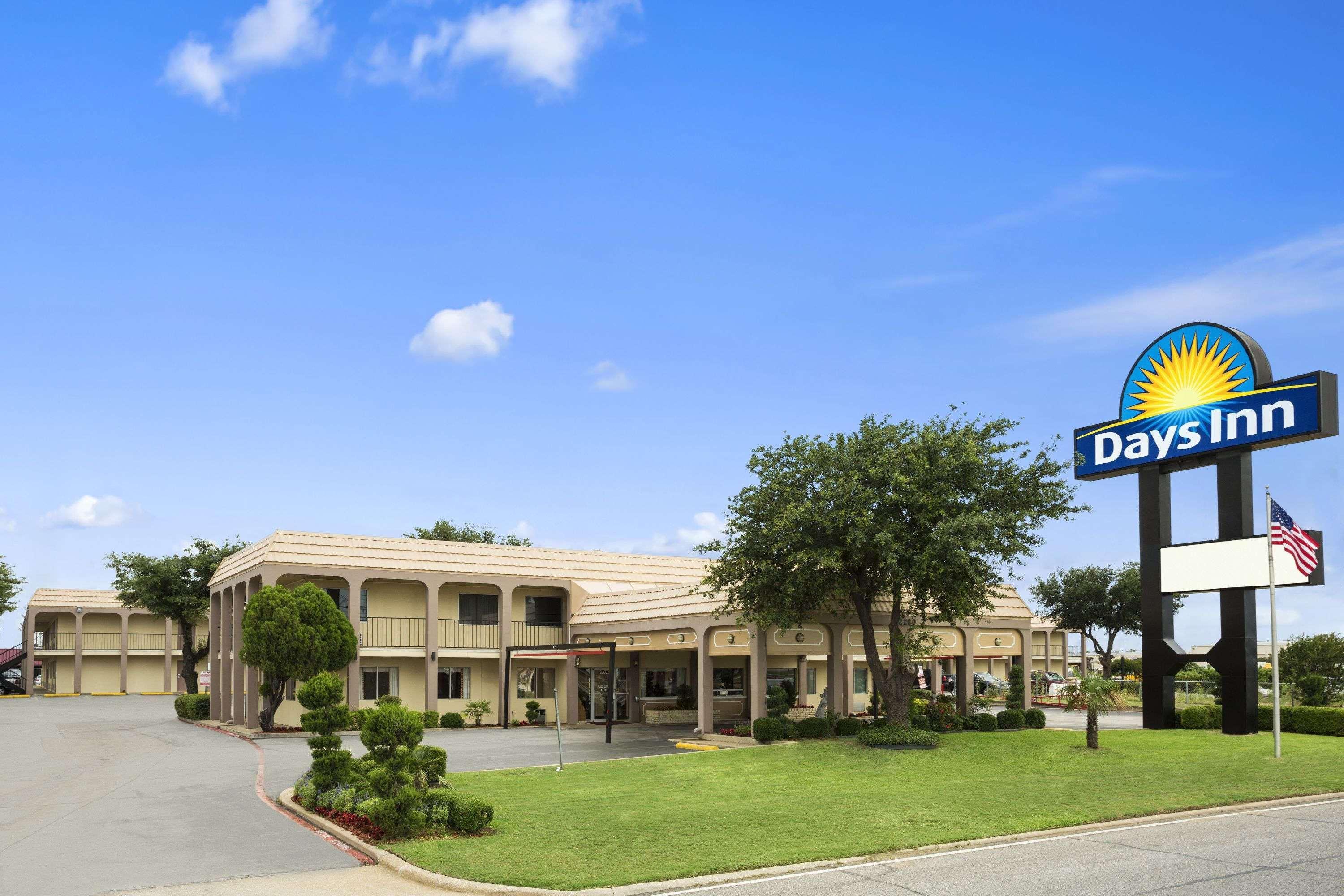 Days Inn By Wyndham Dallas Irving Exterior photo